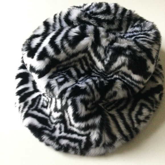 LITA BY CIARA SAFARI PRINT FAUX FUR BUCKET HAT BLACK WHITE OS NWOT main image 5